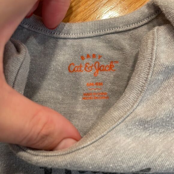 CAT & JACK 𝅺6-9 m long sleeve onesie good condition - Picture 3 of 3